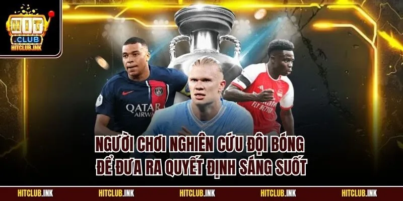 Người chơi nghiên cứu đội bóng để đưa ra quyết định sáng suốt